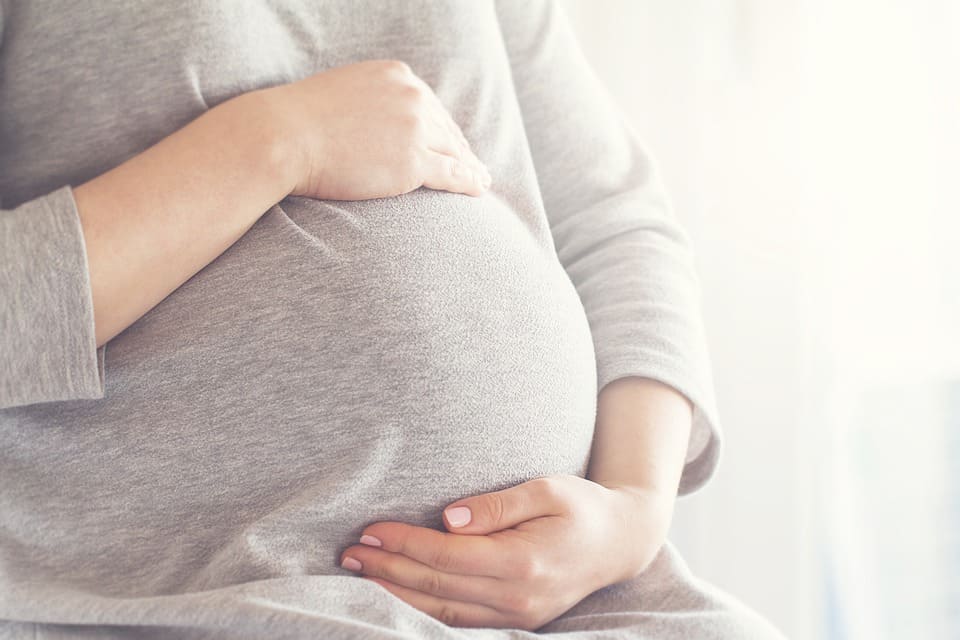 Douleur au bas ventre à droite pendant la grossesse: Pourquoi et que faire?