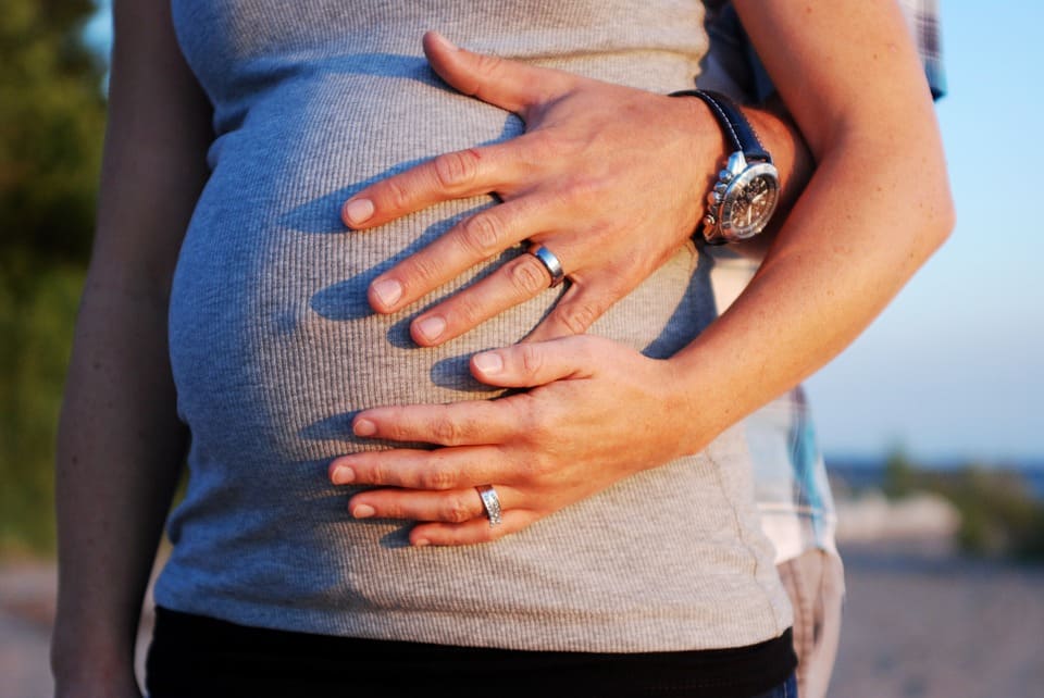 Douleur au bas ventre pendant la grossesse après un rapport: Pourquoi et que faire?
