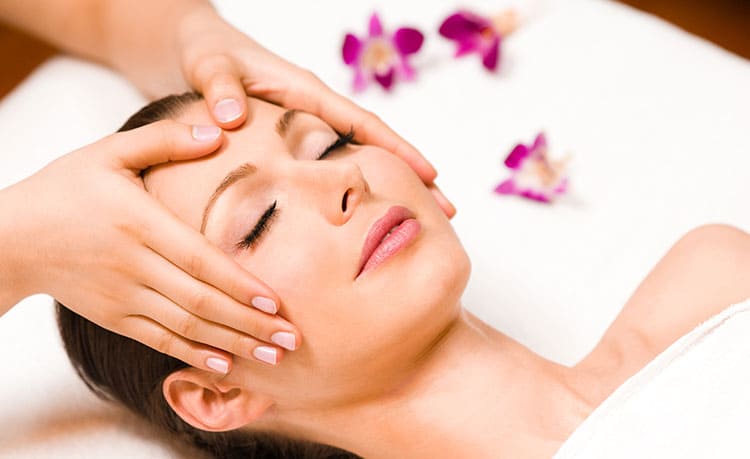 Comment faire un massage facial relaxant?