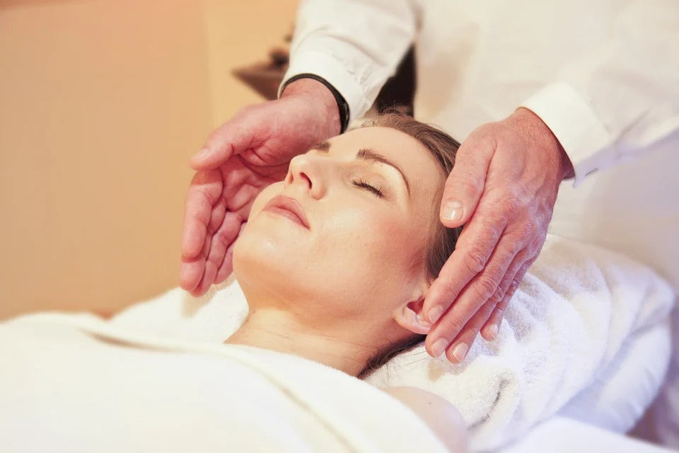 Reiki et Access Bars®, deux soins différents de massage d'énergie aux bienfaits complémentaires